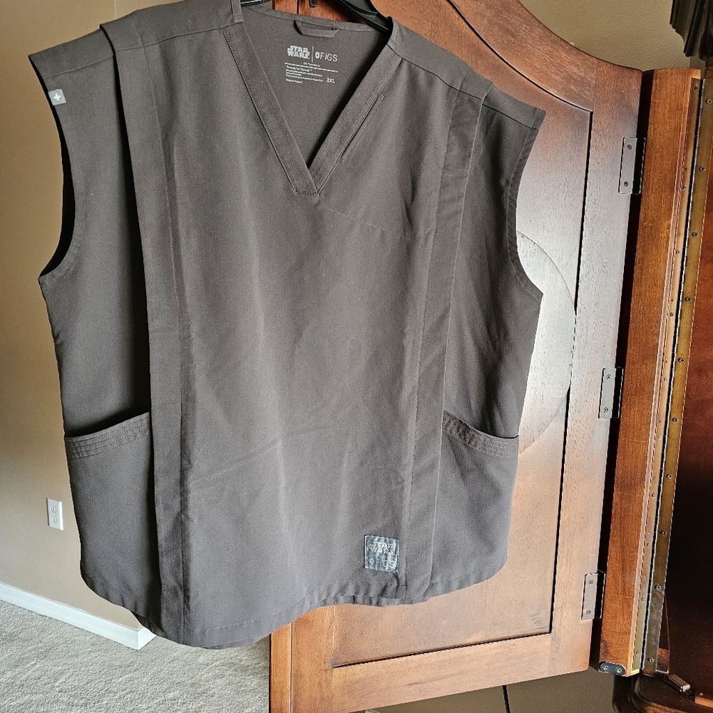 FIGS X STAR WARS SCRUB TOP